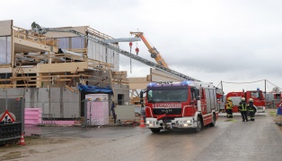 Brand im Dachbereich einer Baustelle eines Unternehmensgeb�udes in Wels-Puchberg