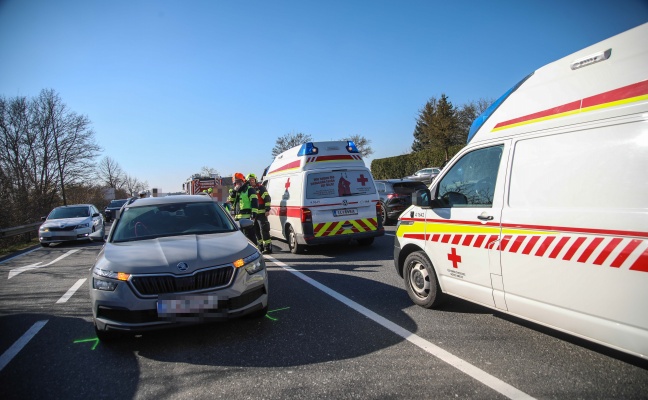 Verkehrsunfall zwischen vier Fahrzeugen auf Wiener Stra�e bei Marchtrenk fordert zwei Verletzte
