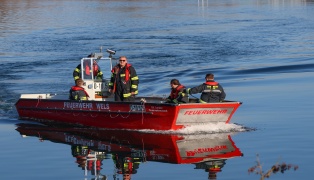 Bootseinsatz: Tote Person bei Schlei�heim beziehungsweise Wels-Schafwiesen aus der Traun geborgen