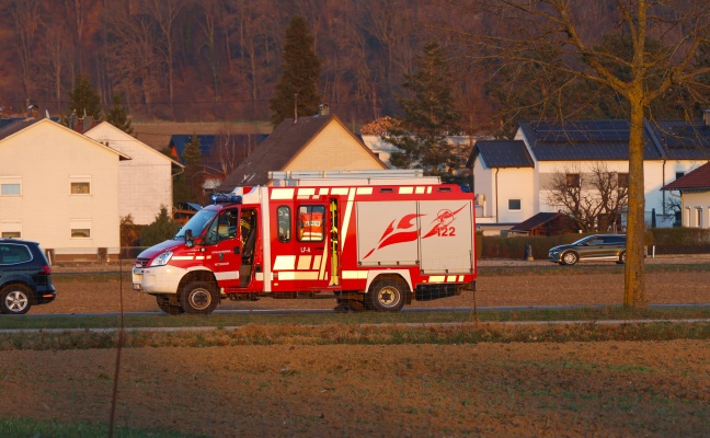 Schwerer Kreuzungscrash zwischen zwei Fahrzeugen auf Kremstalstra�e bei Ansfelden