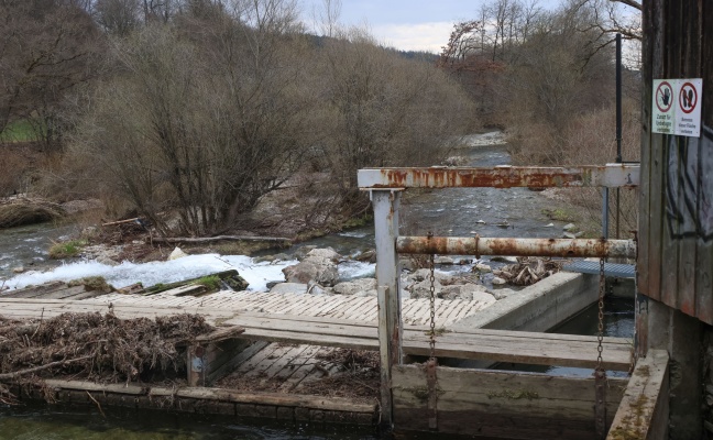 Feuerwehr zu Personenrettung im Bereich einer Wehranlage an der V�ckla in V�cklabruck gerufen