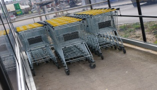 Personenrettung: Kind bei Gesch�ft in Ried im Innkreis mit Fu� in Einkaufswagen eingeklemmt