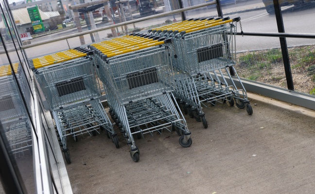 Personenrettung: Kind bei Gesch�ft in Ried im Innkreis mit Fu� in Einkaufswagen eingeklemmt