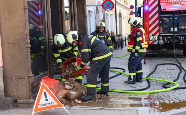 Brandeinsatz: L�scharbeiten in einer Zwischendecke eines historischen Gesch�ftsgeb�udes in Enns