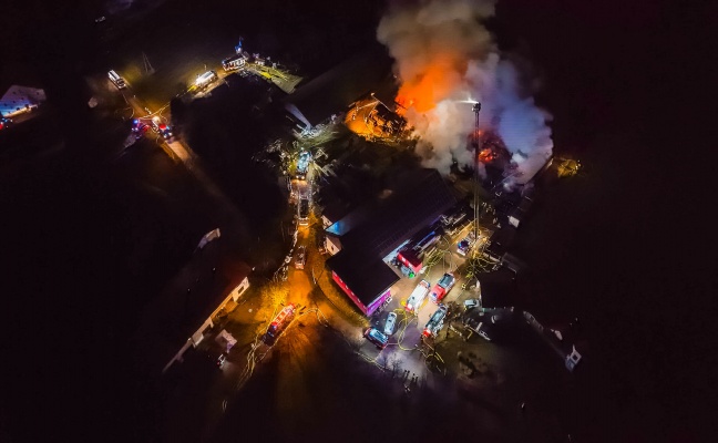 Alarmstufe 3: 16 Feuerwehren bei Gro�brand bei einem Unternehmen in Gurten im Einsatz