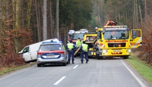 Geretsberg: Kleintransporter von Stra�e abgekommen und gegen Baum gekracht