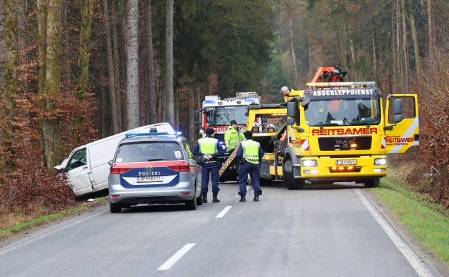 Geretsberg: Kleintransporter von Stra�e abgekommen und gegen Baum gekracht