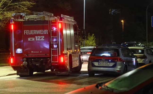 Feuerwehr und Polizei bei Brandverdacht in einem Hochhaus in Wels-Lichtenegg im Einsatz