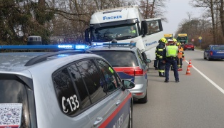 Crash zwischen LKW und PKW auf Wiener Stra�e in Edt bei Lambach
