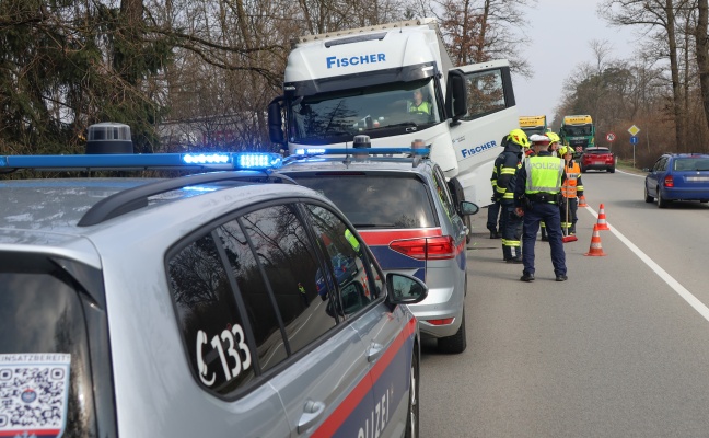 Crash zwischen LKW und PKW auf Wiener Stra�e in Edt bei Lambach