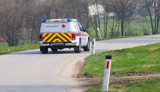 Personenrettung: Einsatzkr�fte zu eingeklemmter Person bei Baumf�llung in V�cklabruck alarmiert