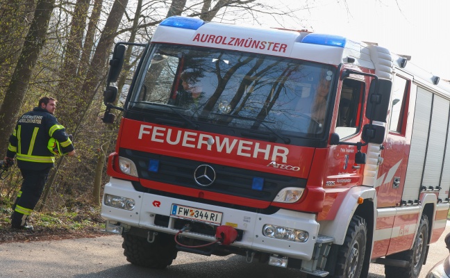 Personenrettung: Person bei Arbeiten auf Grundst�ck in Aurolzm�nster unter Hoflader eingeklemmt