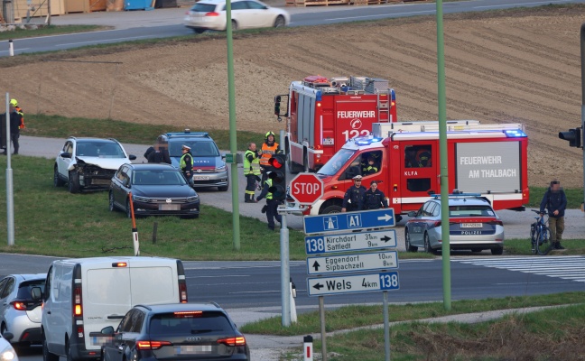 Sachschadencrash: Aufr�umarbeiten durch Feuerwehr auf Pyhrnpass Stra�e in Thalheim bei Wels