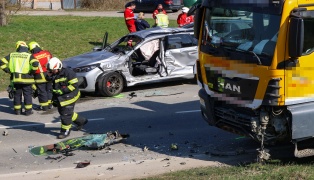 T�dlicher Verkehrsunfall: Autolenker starb auf Innviertler Stra�e in Krenglbach bei Crash gegen LKW