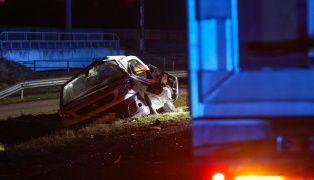 T�dlicher Verkehrsunfall: Kleintransporter-Lenker bei Kollision mit LKW-Sattelzug in Enns verstorben