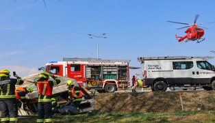 Schwerer Verkehrsunfall mit Wohnmobil im Kreisverkehr auf Wiener Stra�e bei Lambach