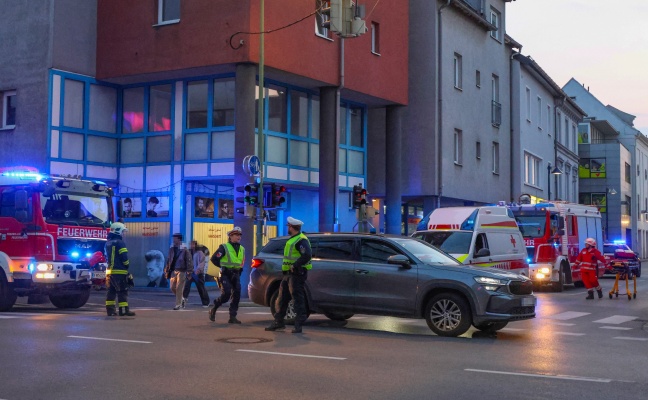Einsatzkr�fte bei Nachl�scharbeiten nach Brand in einer Wohnung in Wels-Innenstadt im Einsatz