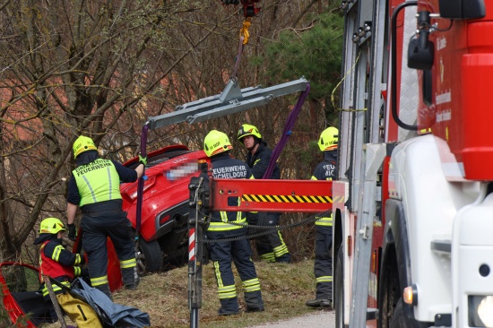Personenrettung: Auto in Micheldorf in Ober�sterreich von Stra�e abgekommen und gegen Baum geprallt