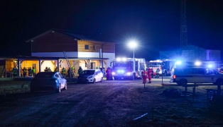 Einsatzkr�fte zweier Feuerwehren bei Brand in einem Carport in Bad Wimsbach-Neydharting im Einsatz