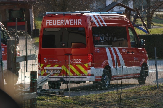 Einsatzkr�fte zweier Feuerwehren bei Brand in einem Waldst�ck in St. Agatha im Einsatz