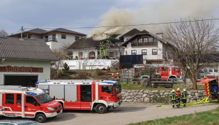 Gro�einsatz: Neun Feuerwehren bei Dachstuhlbrand bei einem Wohnhaus in Laakirchen im Einsatz