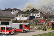 Gro�einsatz: Neun Feuerwehren bei Dachstuhlbrand bei einem Wohnhaus in Laakirchen im Einsatz