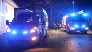 Brand einer Selche: N�chtlicher Einsatz zweier Feuerwehren auf Bauernhof in Schiedlberg