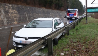 Auto auf Steyrtalstra�e bei Waldneukirchen gegen Leitschiene gekracht