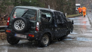 Autolenker bei Verkehrsunfall auf Steyrtalstra�e bei Micheldorf in Ober�sterreich schwer verletzt