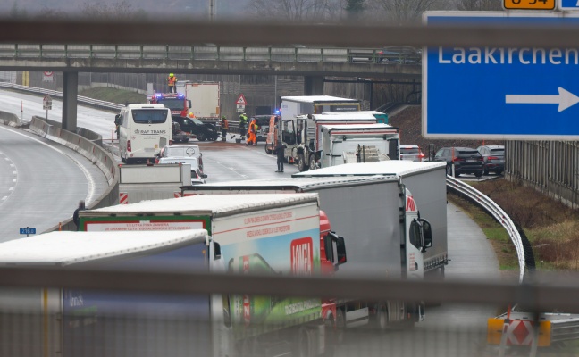 Autobahnsperre: Schwerer Verkehrsunfall auf Westautobahn bei Laakirchen