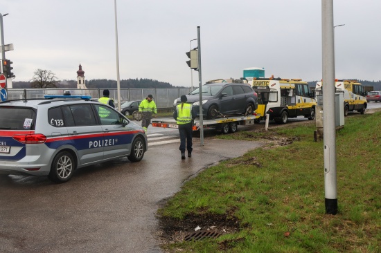 Schwerer Kreuzungscrash zwischen zwei PKW auf Wiener Stra�e bei V�cklabruck