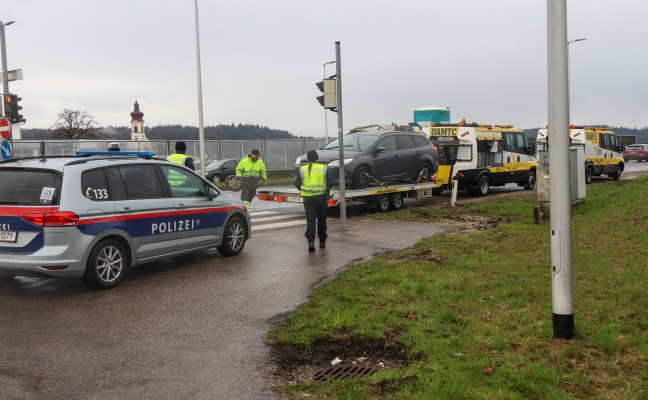 Schwerer Kreuzungscrash zwischen zwei PKW auf Wiener Stra�e bei V�cklabruck