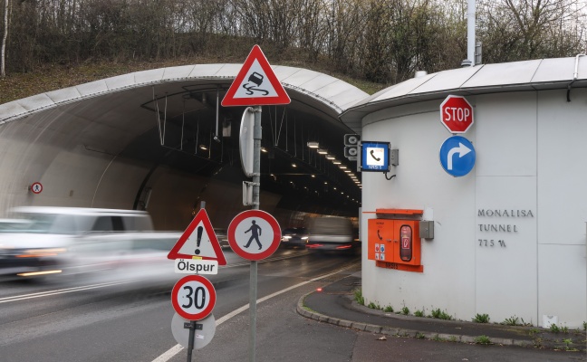 T�dlicher Crash: Autolenkerin (20) starb bei Unfall zwischen PKW und LKW im Mona-Lisa-Tunnel in Linz