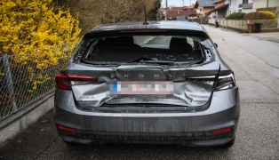 Aufr�umarbeiten: Auffahrunfall zwischen Traktor und PKW in Marchtrenk endet glimpflich