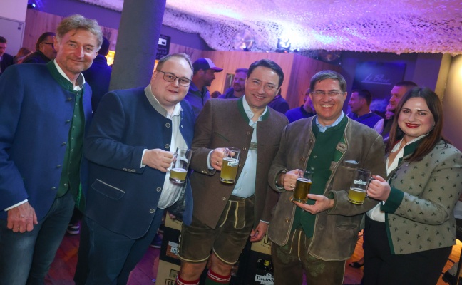 Welser Volksfest: "LeBlue"-Bieranstich mit Vertretern aus Landes- und Stadtpolitik als Publikumsmagnet