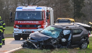 Schwerer Frontalcrash zweier Autos bei Aurolzm�nster fordert zwei Verletzte