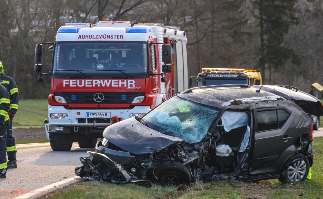 Schwerer Frontalcrash zweier Autos bei Aurolzm�nster fordert zwei Verletzte