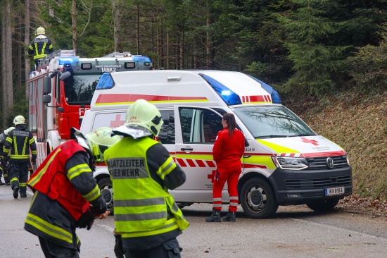 Auto �berschlagen: Verkehrsunfall auf Hausruckstra�e bei Eberschwang fordert zwei Verletzte