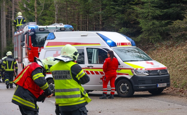 Auto �berschlagen: Verkehrsunfall auf Hausruckstra�e bei Eberschwang fordert zwei Verletzte