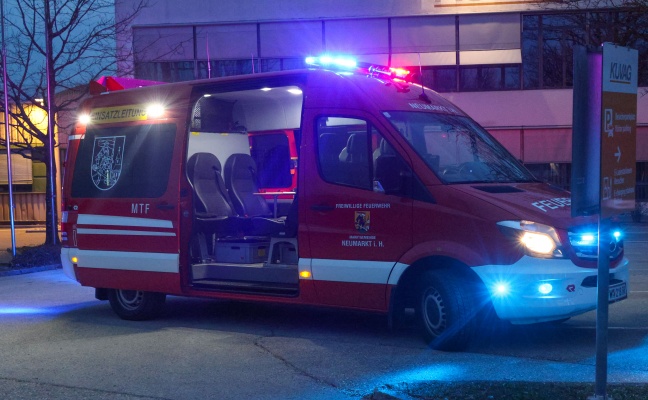 Brandeinsatz: Feuerwehr in einem Unternehmen bei Neumarkt im Hausruckkreis im Einsatz