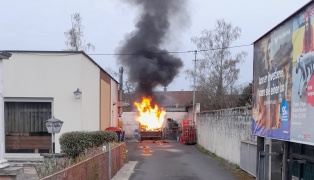 Brand eines gr��eren Abfallcontainers in Pasching von Ersthelfern in Schach gehalten