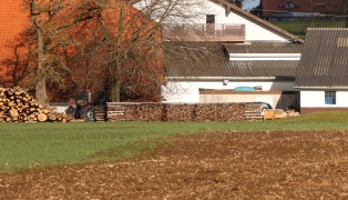 Brand an einer Ecke eines Daches sorgte f�r Einsatz dreier Feuerwehren in Sch�rfling am Attersee