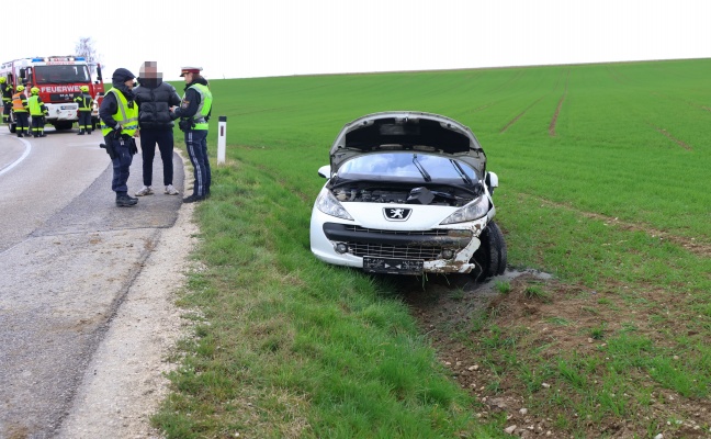 St. Marien: Auto bei Verkehrsunfall von Stra�e abgekommen und in Seitenlage im Feld gelandet