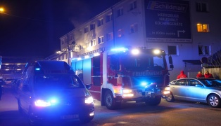 Menschenrettung bei n�chtlichem Zimmerbrand in einer betreuten Wohneinrichtung in Wels-Neustadt