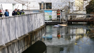 Schlechter Scherz: Couch durch Einsatzkr�fte der Feuerwehr aus M�hlbach in Wels-Innenstadt geborgen