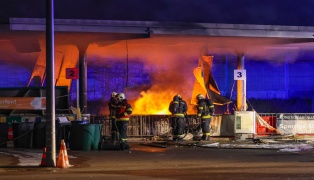 Betr�chtlicher Schaden nach Containerbrand im Altstoffsammelzentrum in Wels-Neustadt