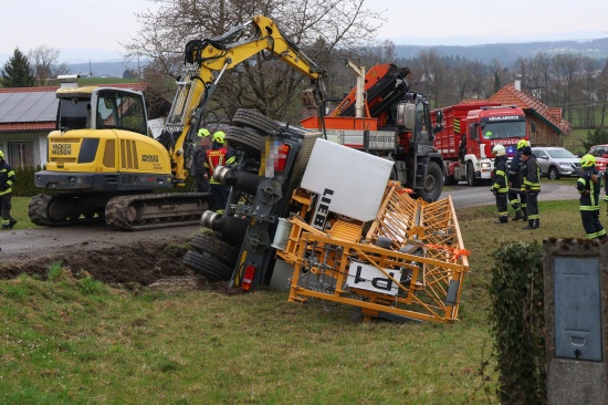 Krananh�nger umgest�rzt: Bergung eines umgest�rzten Schnelleinsatzkrans in Aurach am Hongar