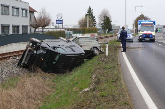 Verkehrsunfall in Steinhaus: Auto auf Pyhrnpass Stra�e gegen Bahndamm der Almtalbahn �berschlagen