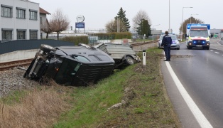 Verkehrsunfall in Steinhaus: Auto auf Pyhrnpass Stra�e gegen Bahndamm der Almtalbahn �berschlagen
