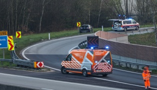 Personenrettung: Lenker bei Verkehrsunfall auf Innkreisautobahn in Reichersberg im Auto eingeklemmt